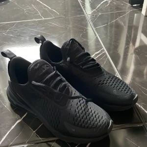 Nike skpr - 270 Nike skor tvär snygga storlek 40 köpte dom men dom var för små så säljer dom för ett bra pris har inte andvänt dom