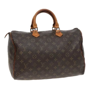 Louis Vuitton Speedy 35 - Louis Vuitton Speedy 35. Ett måste i väskkollektionen! Bra storlek för både vardagsbruk och resor. Perfekt att använda som skol-/arbetsväska. Speedy ger en touch av lyx och stil till varje outfit. Tillverkad i den ikoniska monogramduken. 