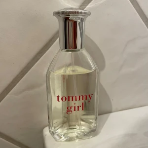 Tommy hilfiger parfym  - Som ni ser på bilden är den nästan helt full, det doftar feminint och en lite starkare doft