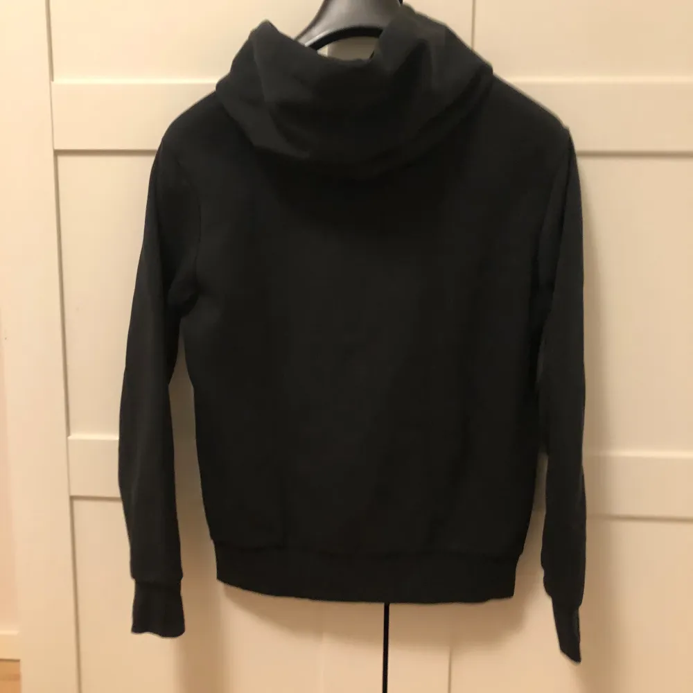 Svart Ralph Lauren hoodie med Ralph Lauren märket i mitten. 6/10 skick. Storlek S 170 cm. Det är ett litet hål på vänster delen av fickan. Nypris runt 2000kr vårt pris 499kr. Om du har några funderingar är det bara att fråga på ❇️. Hoodies.