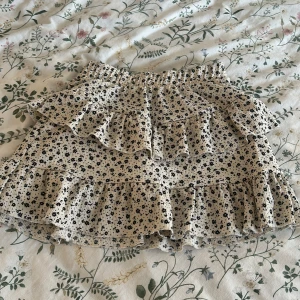 Zara kjol<3 - Super fin kjol, som ej kommer till användning.<3 Funkar även för folk runt 155-157 