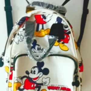 Disney Musse Pigg - Ny Disney Väska Men den har nåfpt akrap/smuts därbakom. Går nog tvätta av.