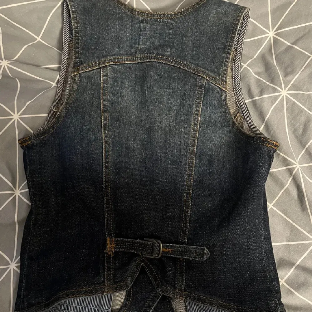 Bra skick, y2k h&m väst, mörk blå jeans material, storlek eur 34. Jackor.