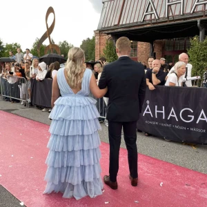 Blå klänning  - Säljer denna super fina blåa klänningen som jag bara haft på mig på balen. Ny pris är 1800.