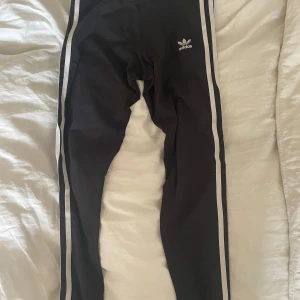Adidas tights  - Snygga tights man kan ha till vardag och till träning, knappt använda ☺️