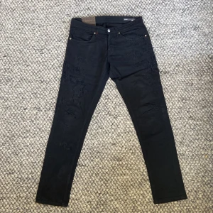 Dondup George Jeans - Säljer dessa snygga dondup jeans i storlek 33, bra skick med snygga slitningar, skriv vid fler frågor eller funderingar!