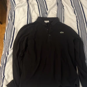 Lacoste tröja - En riktig fet Lacoste piké som är i nyskick strlk är M men passar S