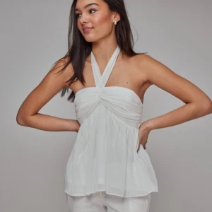 topp - bandeau topp ifrån nelly, oanvänd. storlek 40 skulle säga att den är mindre. nypris 349