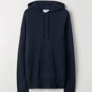 Soft Goat kashmir hoodie, Navy, helt oanvänd. - Soft goat Kashmir hoodie. Navy färg. Storlek: Large. Helt oanvänd, finns tags kvar. Nypris: 3695. Pris går att diskutera. Det är bara att höra av er för mer bilder och information. 