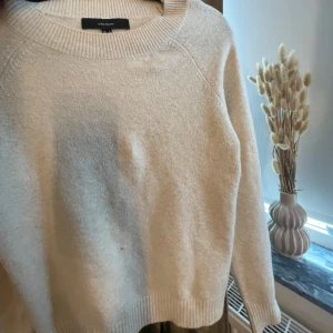 stickat - säljer denna beige stickade tröja ifrån Veromoda. en perfekt tröja nu inför hösten, mysig och snygg. 💕💕💕
