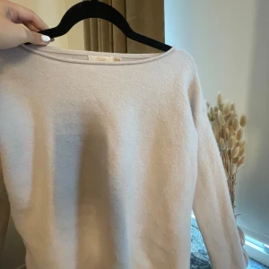 stickad tröja  - ett perfekt plagg nu till hösten, en så fin stickad tröja i ljus ljus rosa/beige färg- i storlek XS/S. tröjan är ifrån märket WERA.   💕💕💕
