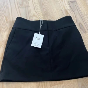 Svart kjol  - Svart kjol med lappar kvar från & other stories. Köpt för 500