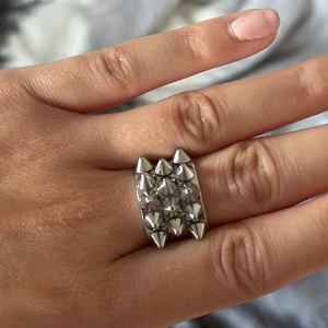 Edblad ring - Silver ring från edblad med nitar mycket fint skick