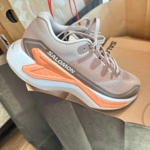 Ny!! Salomon DRX Bliss  - Oanvänd Salomon DRX Bliss som är fantastiska och bekväma. Storlek är 36.5, UK 4 och passar också för storlek 37. Fullpris 1,799 kr, endast 900 kr. 