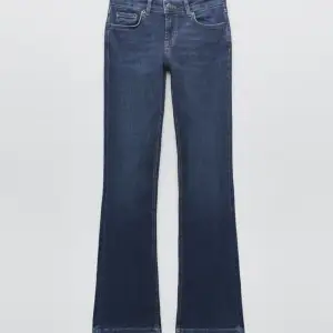 Jättefina mörkblå lågmidjade bootcut jeans ifrån zara😍 Inga defekter!🩷