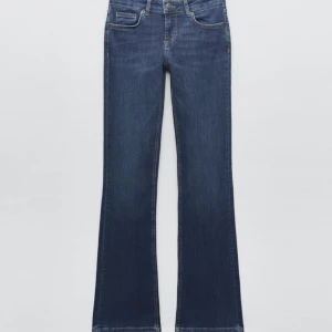 Jeans - Jättefina mörkblå lågmidjade bootcut jeans ifrån zara😍 Inga defekter!🩷