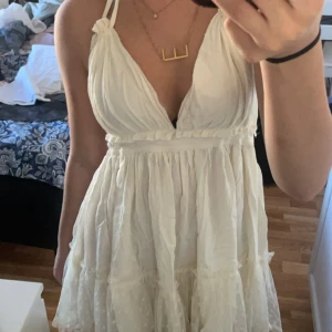 vit sommarklänning  - klänning som är öppen i ryggen💕 