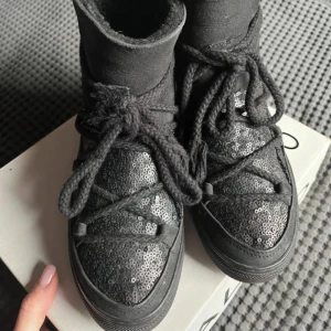 Inuikii skor - Säljer dessa nästintill oanvända Inuikii skor i storlek 36 men passar mig som bär 37! Vid eventuella frågor eller funderingar kom privat 💓