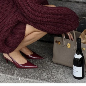 Lojsan Wallin x NAKD glossy Slingback Pumps - Säljer dessa populära skor i st 39 i nyskick, helt oprovade röda klackar från Lojsan Wallins kollektion med NAKD. Säljer pga köpte fel storlek. De är helt slutsålda i alla storlekar på hemsidan. Priset kan diskuteras vid snabb affär. 