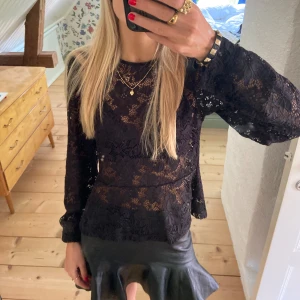 Spets tröja - Snygg spets tröjan som inte kommit till användning. Använd en till två gånger. Slut såld😌