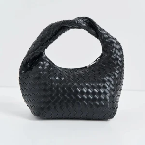 Svart flätad handväska - Säljer den här populära och slutsålda braided handbagen från Gina 💕