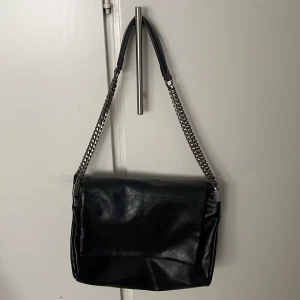 Väska zara - En svart väska från zara. Den är använd men i nyskick. Så fin och användbar🩷skickar innom en timme om man väljer frakt med instabox!