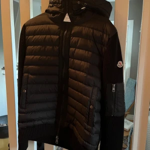 Moncler Cardigan oanvänd - Oanvänd Moncler Cardigan med luva. Den passar som mellan S och M och har inga spår av användning.