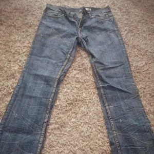 Lågmidjade loosefit jeans  - Jeans som tyvärr inte passar mig. De är ganska raka men lite utsvängda. De har typ lite ”skrapsår” på framsidan men det är där för dekor. Priset är diskuterbart. 