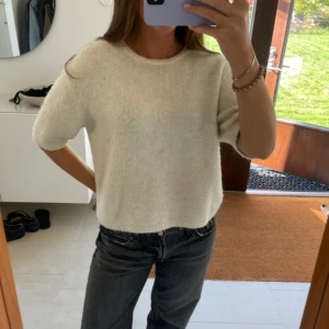 Stickad tröja  - Kortärmad stickad tröja från Lindex som är så fin till hösten! Storlek xs men oversized. 