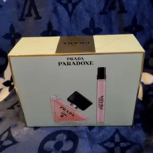 Säljer en lyxig parfymbox från Prada Paradoxe. Setet innehåller 50ml & 10ml. Endast testsprutad - doftar helt underbart 