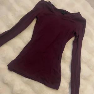 Lågmärmad Topp   - Jätte fin långärmad topp i super fin färg som är perfekt nu till hösten/vintern aldrig använd 
