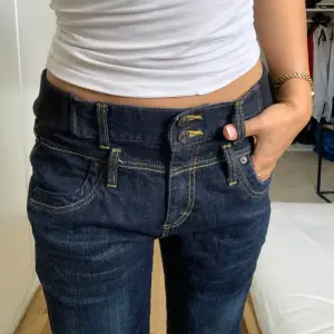 Mörkblåa lågmidjade jeans med fina detaljer framtill och baktill! Står ingen storlek men skulle gissa på S och en liten M pga ”resårbandet” på sidan! Skriv för mer info & pris går att diskutera🌸 