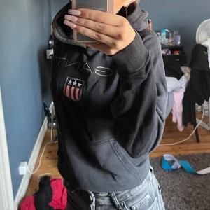 svart gant hoodie  - säljer min svarta gant hoodie så jag inte använder den längre, den är rätt urtvättad då jag köpte den från en annan tjej för cirka 1 år sen! bra skick å inga defekter. pris kan diskuteras!❣️