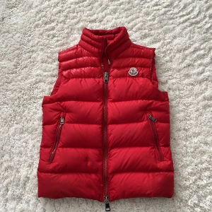 Moncler väst  - Storlek 0. Är samma som xs.  Passar om du är 170.  Bra skick.  