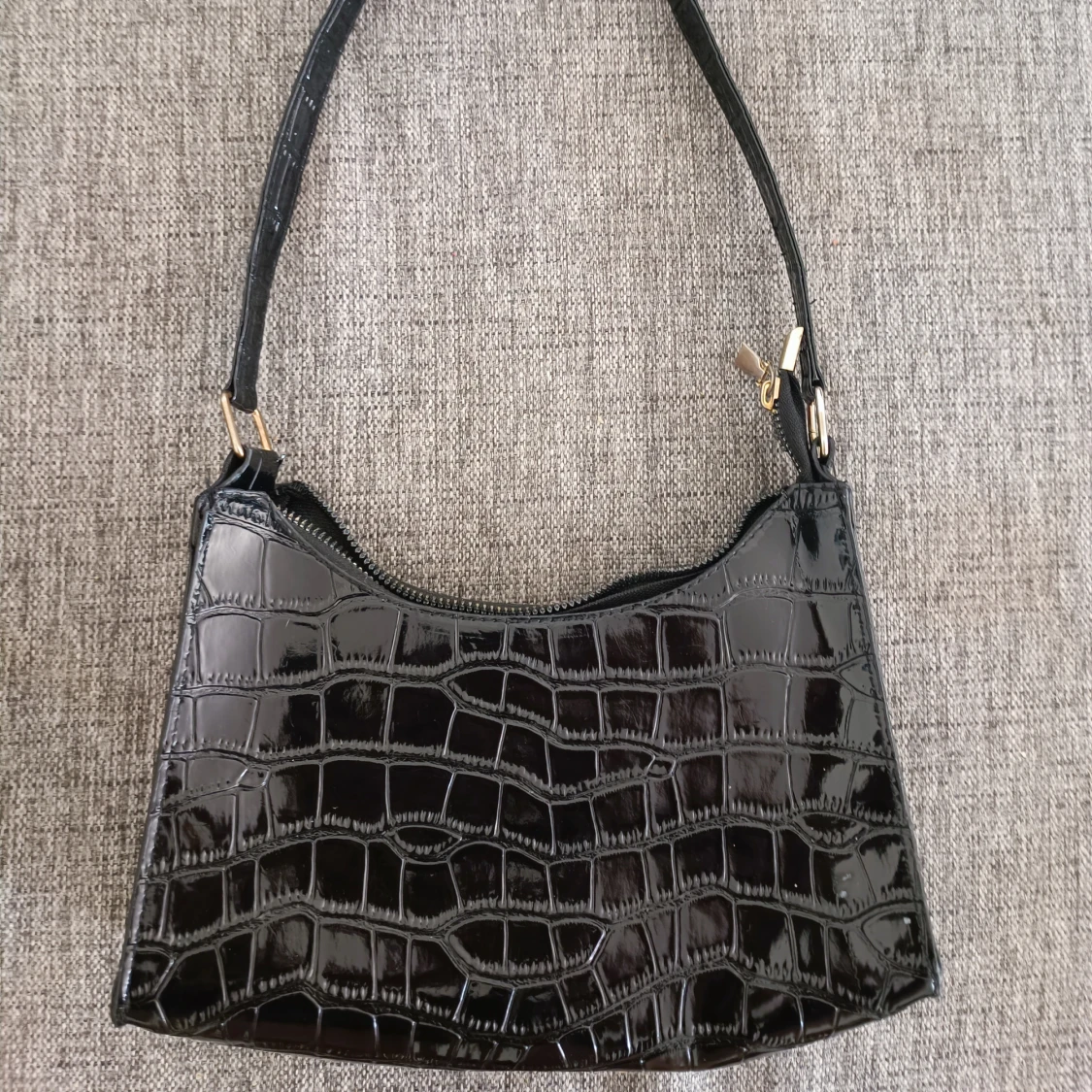 Svart axelväska med krokodilmönster
