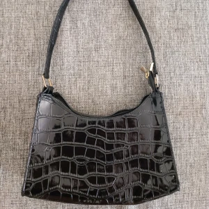 Svart axelväska med krokodilmönster - Säljer en svart axelväska med krokodilmönster nästan aldrig andvänd          ops betalning bara igenom swish 🖤