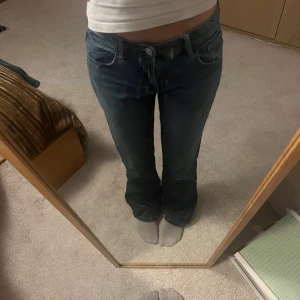 Utsvängda jeans - Säljer ett par jätte sköna utsvängda jeans från Zara. De är i jätte bra skick då jag bara använt de ett par gånger💗 Köpta för 500kr men är öppen till att diskutera pris❣️