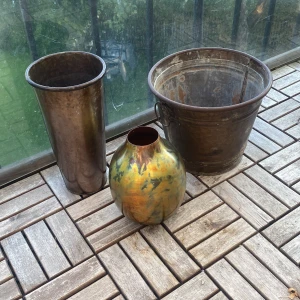 Krukor, skor , väska  - -Fina plåtkrukor /vas. 150:- för alla  -Krukor från cult design. 50*15  Finns lite småskav men inget  jätte synligt.  600:- för alla  - skridskor storlek 36. Fint skick  100:-  -Väska med nitar .helt ny. 150:-  -Skor storlek 35 .80:-   