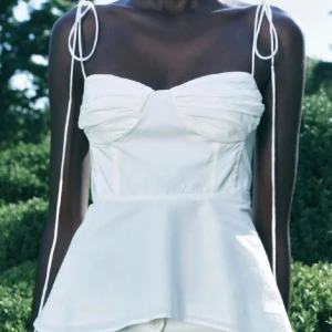 Topp zara - Säljer denna populära och slutsålda toppen från zara 🩷🩷 Storlek S men passar mig som har XS då man kan justera själv med banden