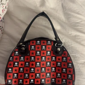 Liten väska - Liten väska med dödskallar