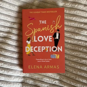 The Spanish love deception & The American roommate experiment  - Säljer båda dessa av Elena Armas, The American roommate experiment har knäckt rygg. The Spanish love deception är som nyskick🫶🏼