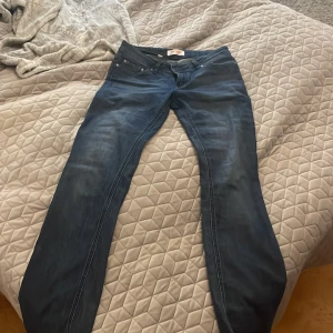 Mörkblå jeans från John Baner - Säljer ett par snygga mörkblå jeans från John Baner. De har låg midja. INGA BILDER PÅ. Midja 40x2. Innerben 79. Gren 20