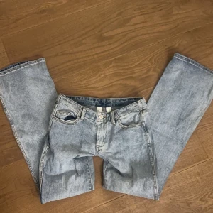 Lågmidjade jeans  - Snygga lågmidjade jeans som är från Brandy melville, aldrig använda och i top skick. Pris kan diskuteras!