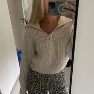 Stickad tröja  - Säljer denna kabelstickade tröja från Gina i storlek XS!💓