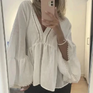 Zara blus - Säljer denna populära ursnygga blusen från zara!! Aldrig använd