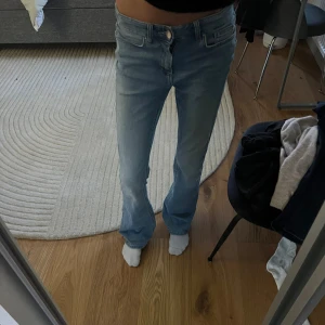 Low Rise bootcut jeans😍😍😍 - Säljer dessa ljusblå lowrise jeans jätte fina men kommer ej till användning💞💞💞