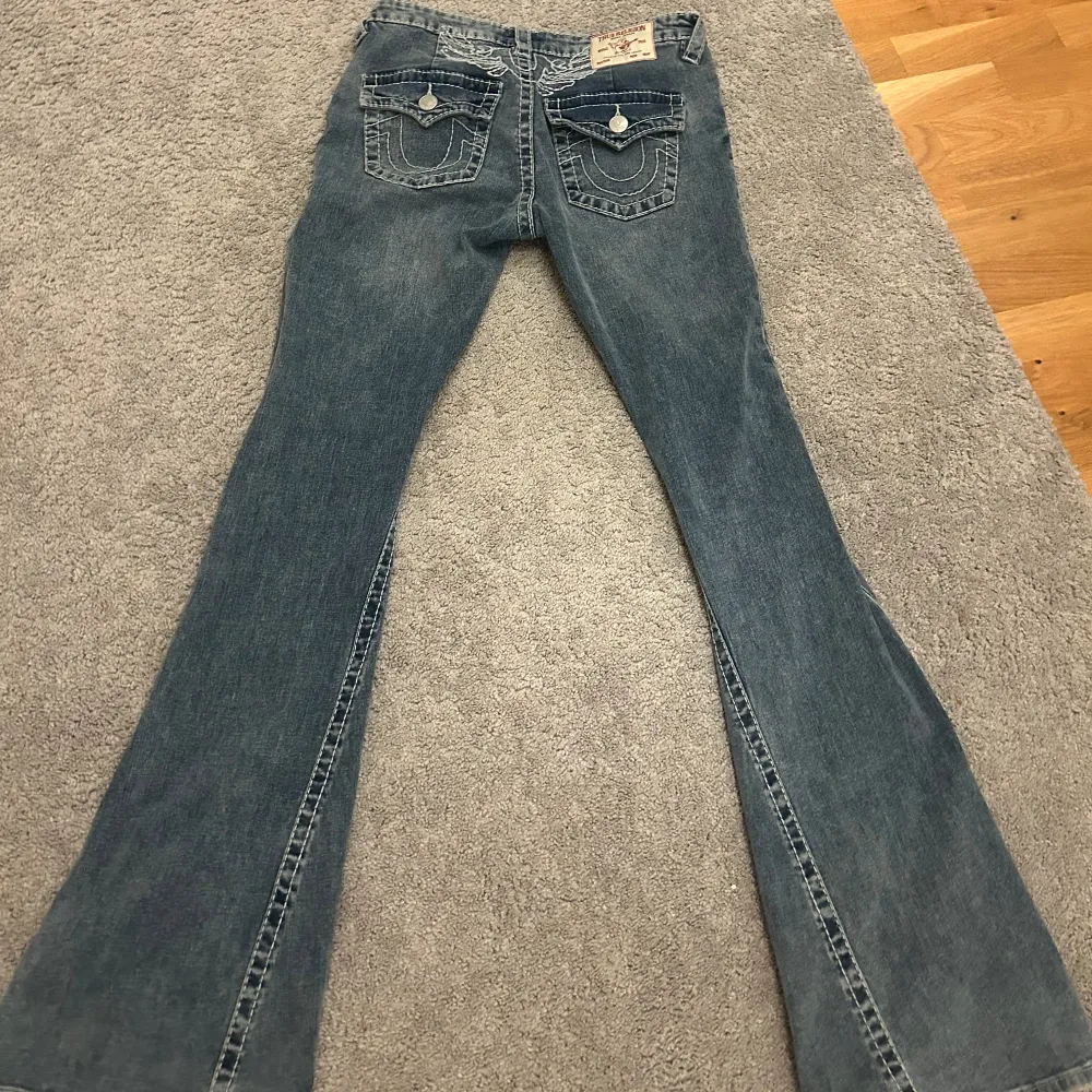 Helt nya true religion jeans bara på testade.säljer då jag inte tycker färgen på jeansen passar mig. Nypris 1599 kan gå ner i pris vid snabb affär  Använd gärna köp nu. Jeans & Byxor.