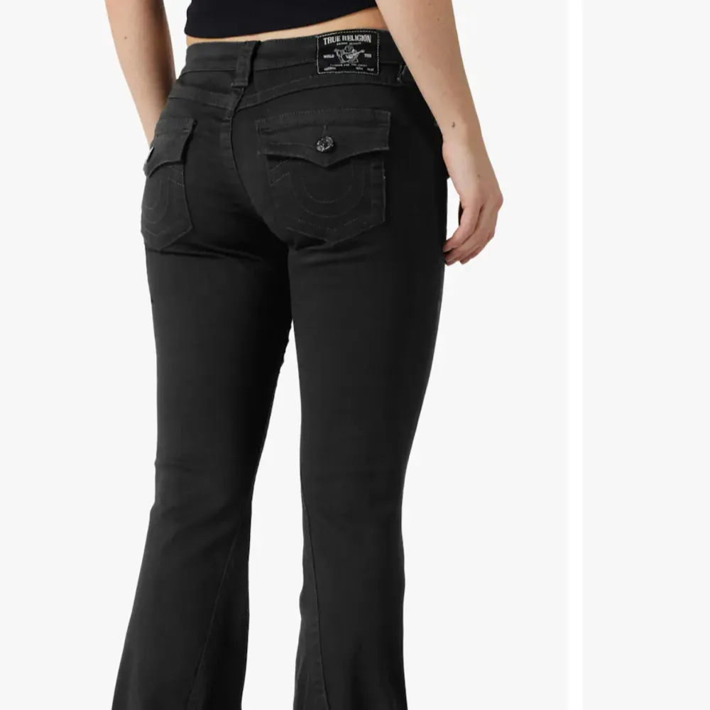 Säljer mina svarta true religon jeans då de inte kommit till någon användning 💞 Midjemått 36cm  Innerbenslängd 77cm  Fast pris , då dem är använda 2ggr. Jeans & Byxor.