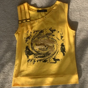 Gult linne - Linnet är oanvänt och har inga defekter. Den är i storlek XS. Jag säljer den för att jag har två likadana ☺️.