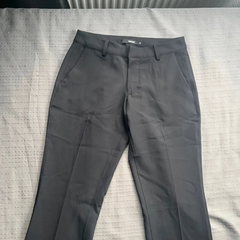 Säljer dessa snygga lågmidjade bootcut kostymbyxor med slits då dom inte kommer till användning. Helt nya, oanvända utan prislapp! Alltså är dom i ny skick. Har du frågor är det bara att skriva! . Kostymer.